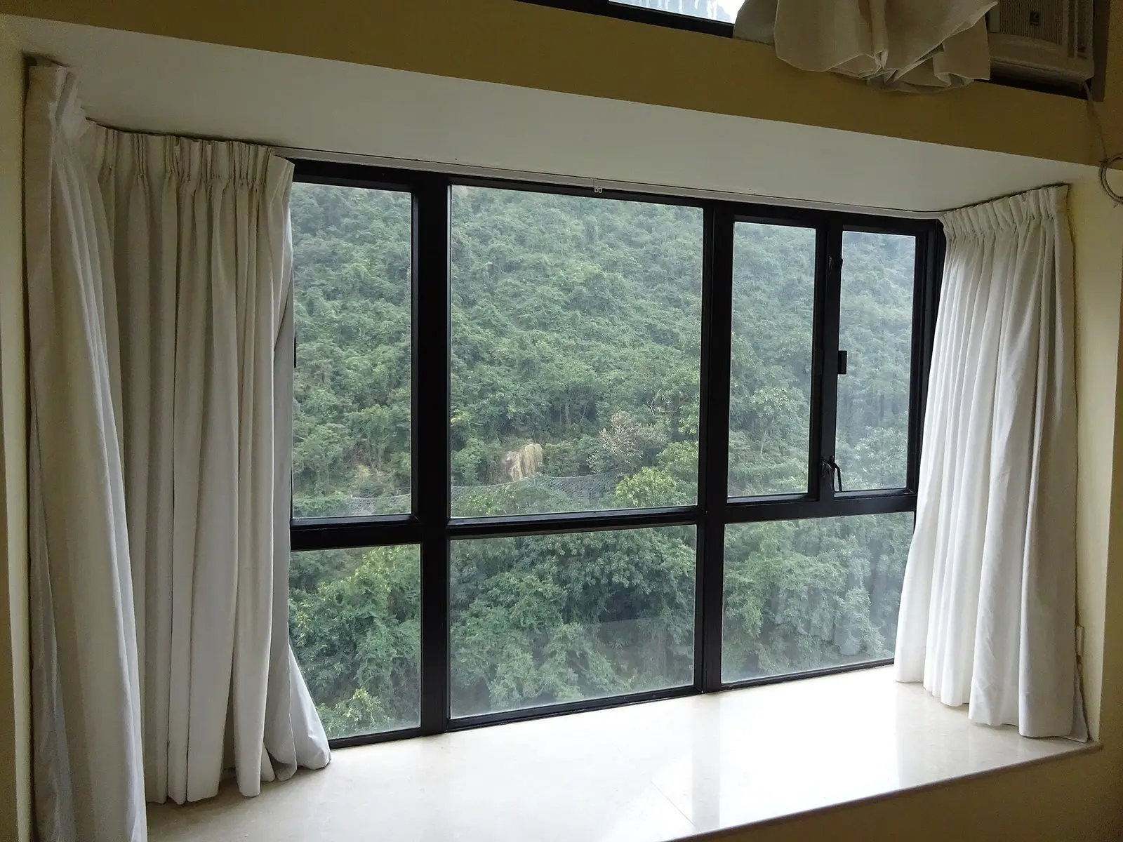 Mép rèm sóng định hình phủ kín khung cửa, khối dồn gọn hai bên khi mở